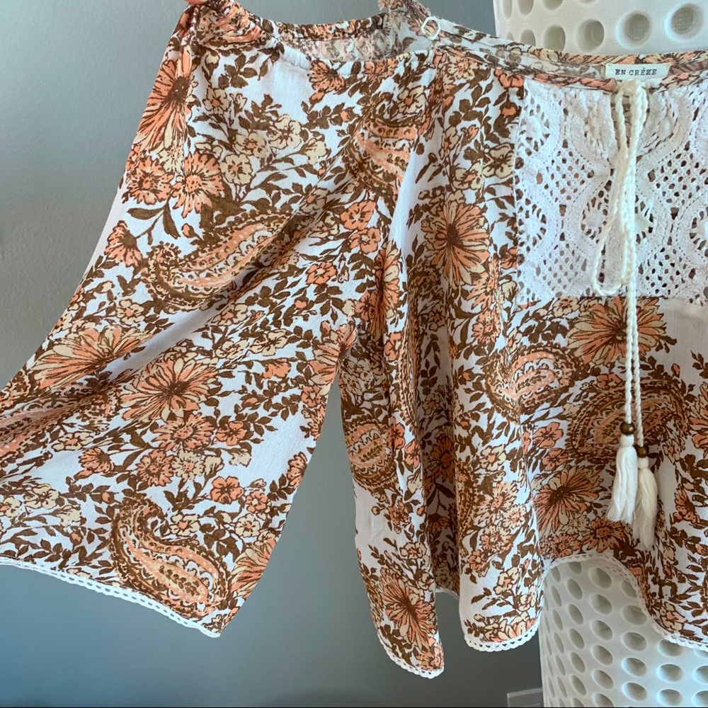 En crème BoHo style paisley floral print blouse. S